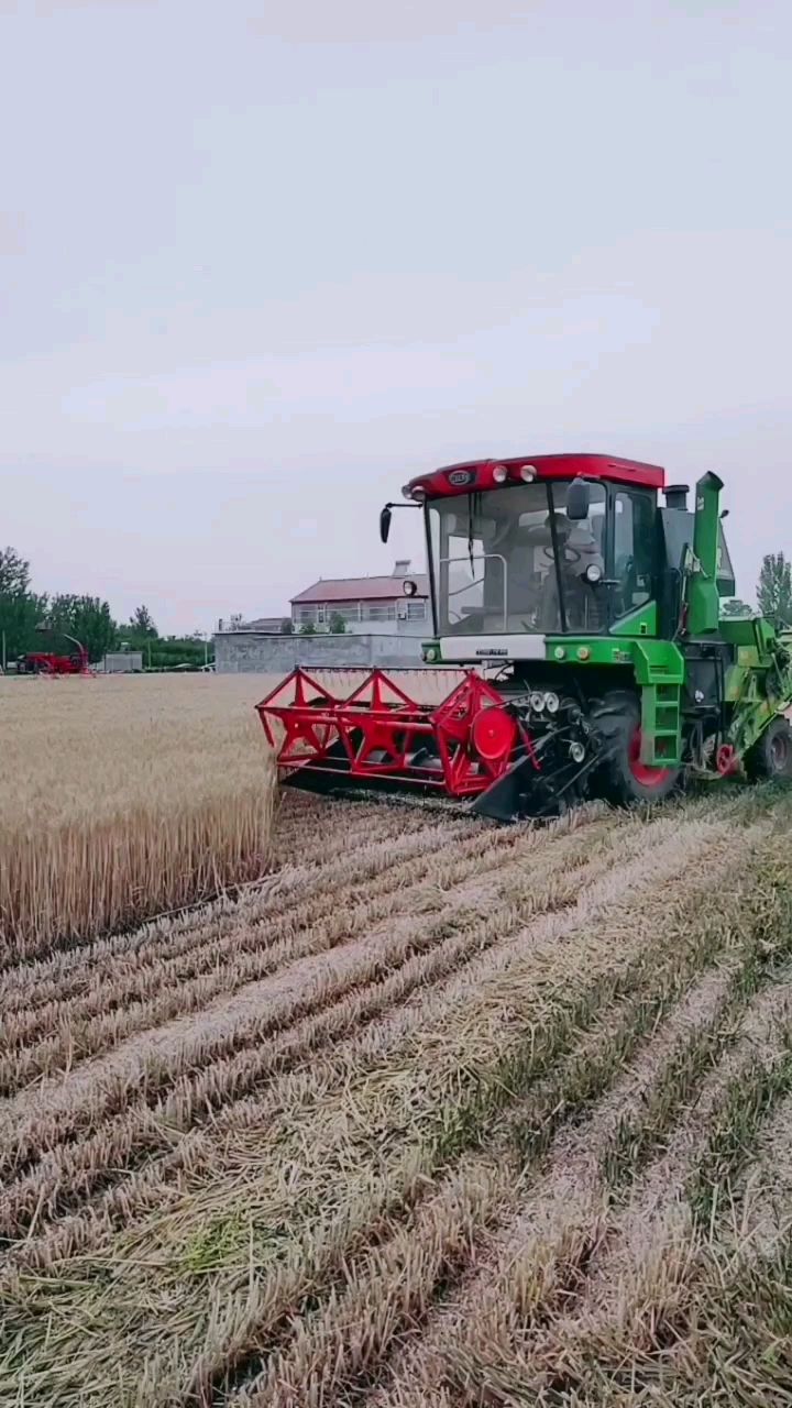 小麦收割打捆一体机