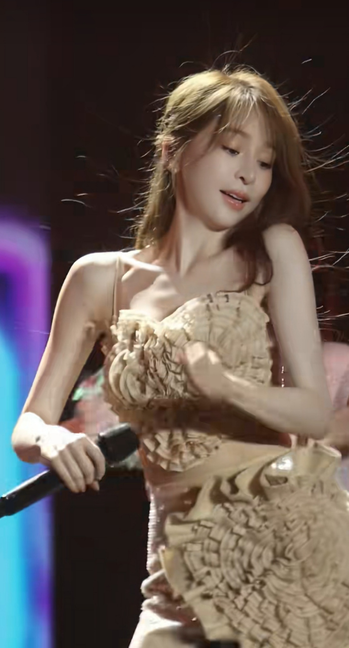 7月10日,40岁女演员王心凌在三亚演唱会上的造型和状态引起了热议.