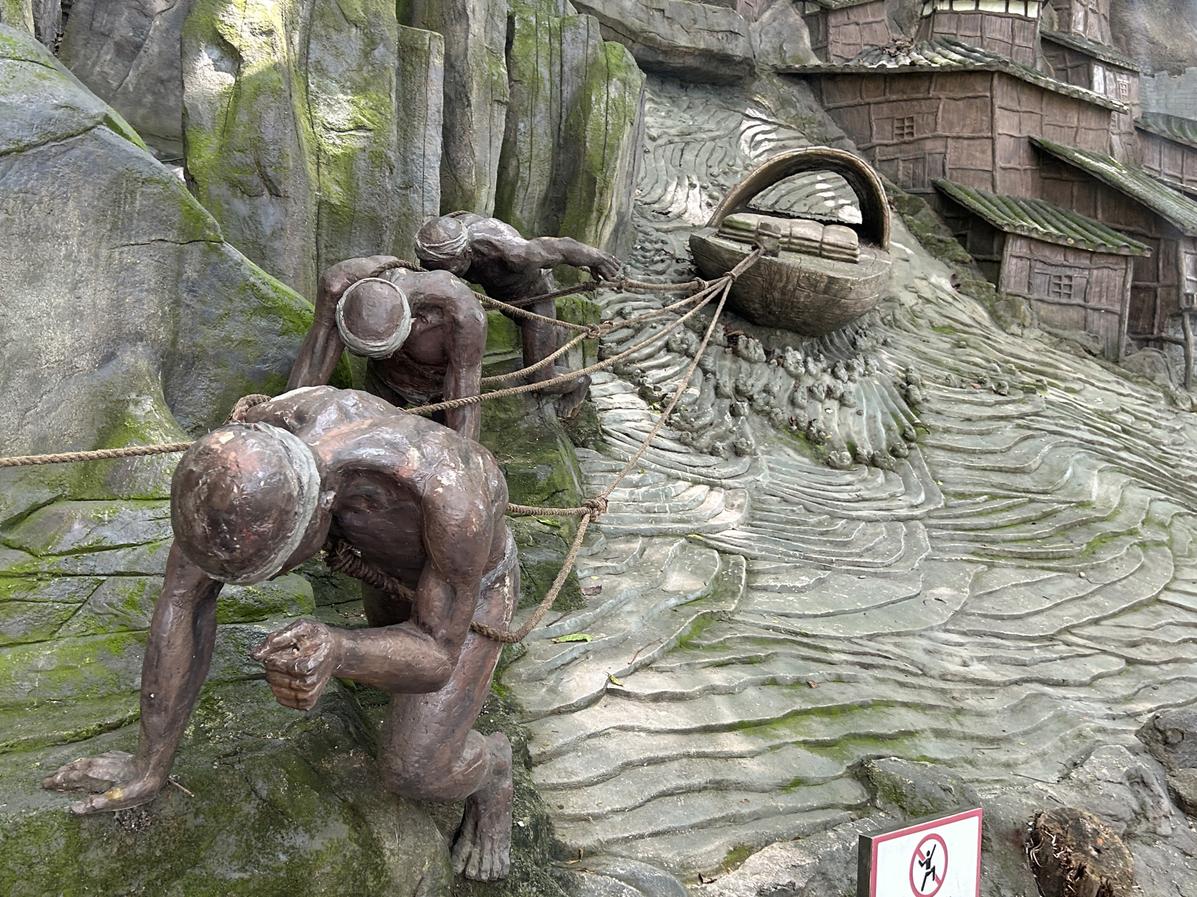 重庆佛图关公园半山崖壁上有一组雕塑,反映出旧时重庆人民的一种生活