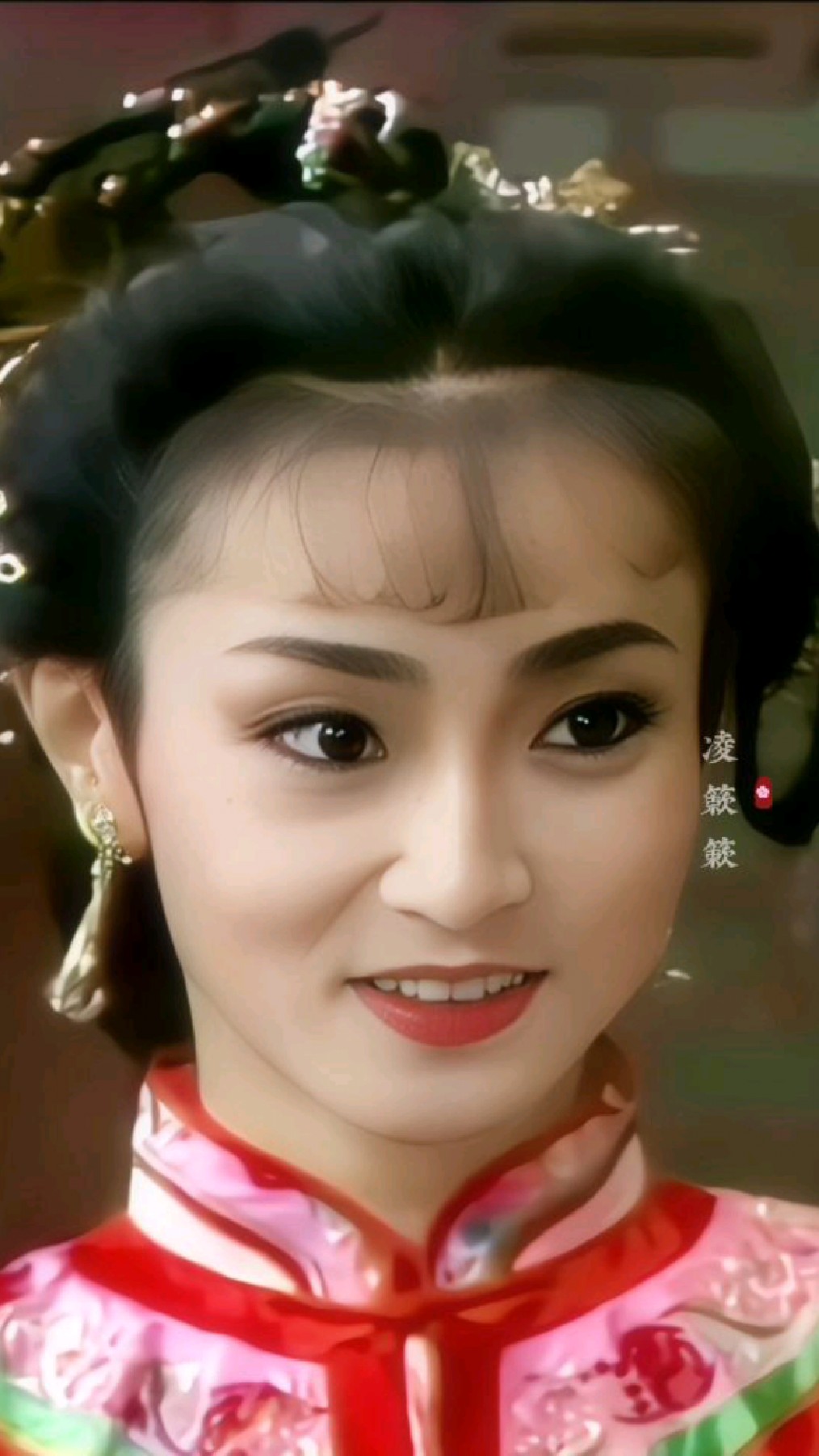 这个曼娘,以前一直觉得像刘雪华#京华烟云#怀旧经典影视#凤冠霞帔