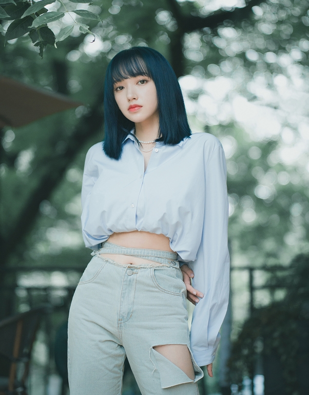 练完芭蕾后,程晓身材反向,用两根"绳子"固定牛仔裤,跪在腰间