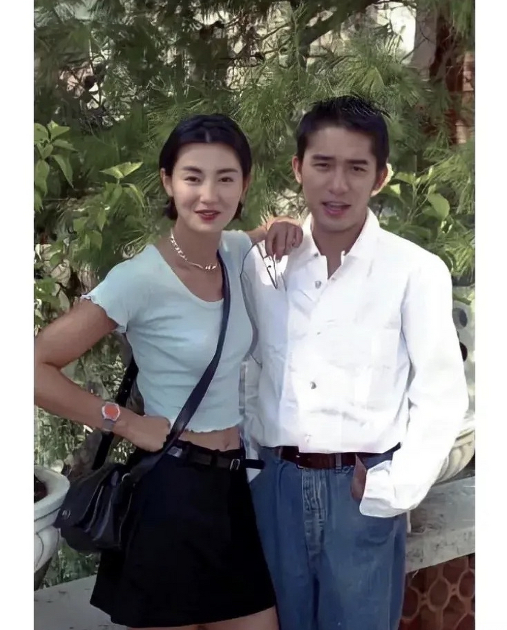 梁朝伟分别和张曼玉,刘嘉玲年轻时候的合影,好多网友说张曼玉和他好