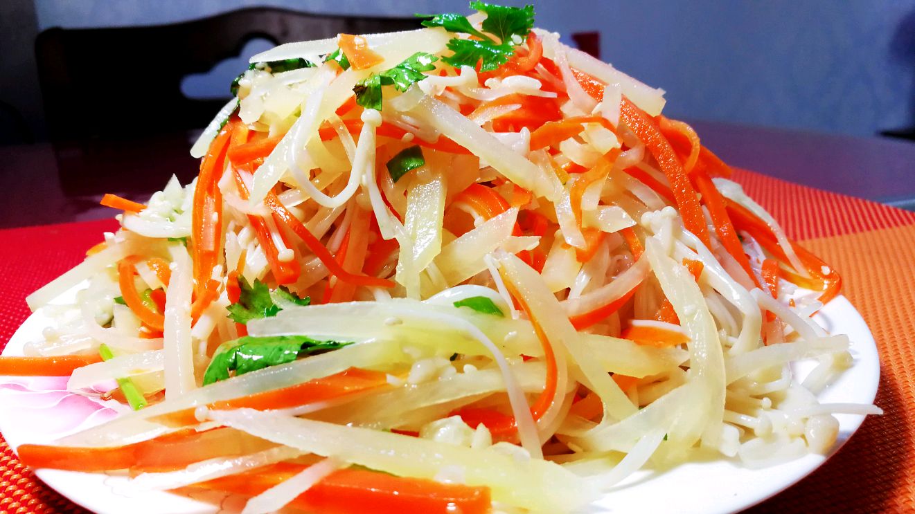 一把金针菇一个土豆做出夏日清爽凉拌菜,操作简单,一大盘不够吃