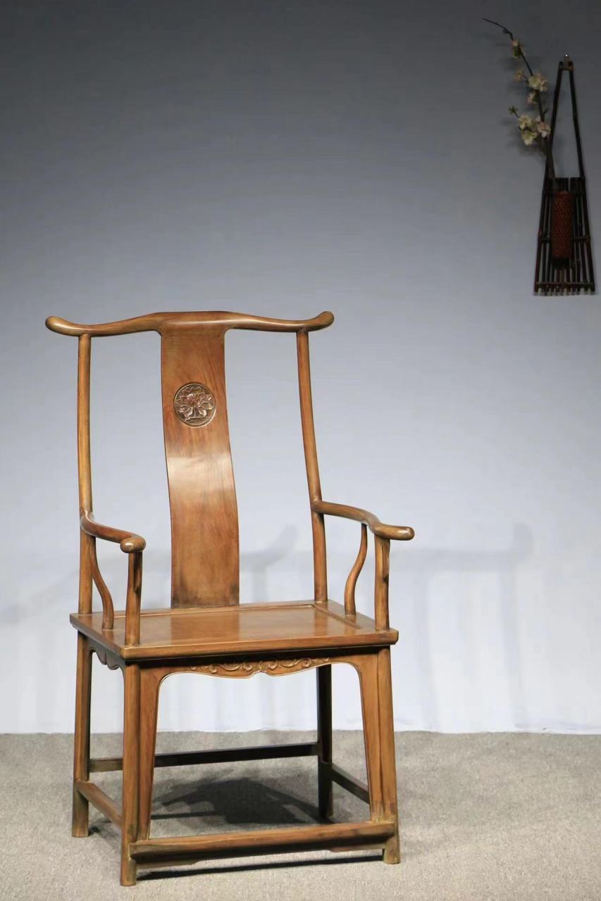 "坐"的身心健康 | 官帽椅 四出头官帽椅又被称为"北官",是一种搭脑和