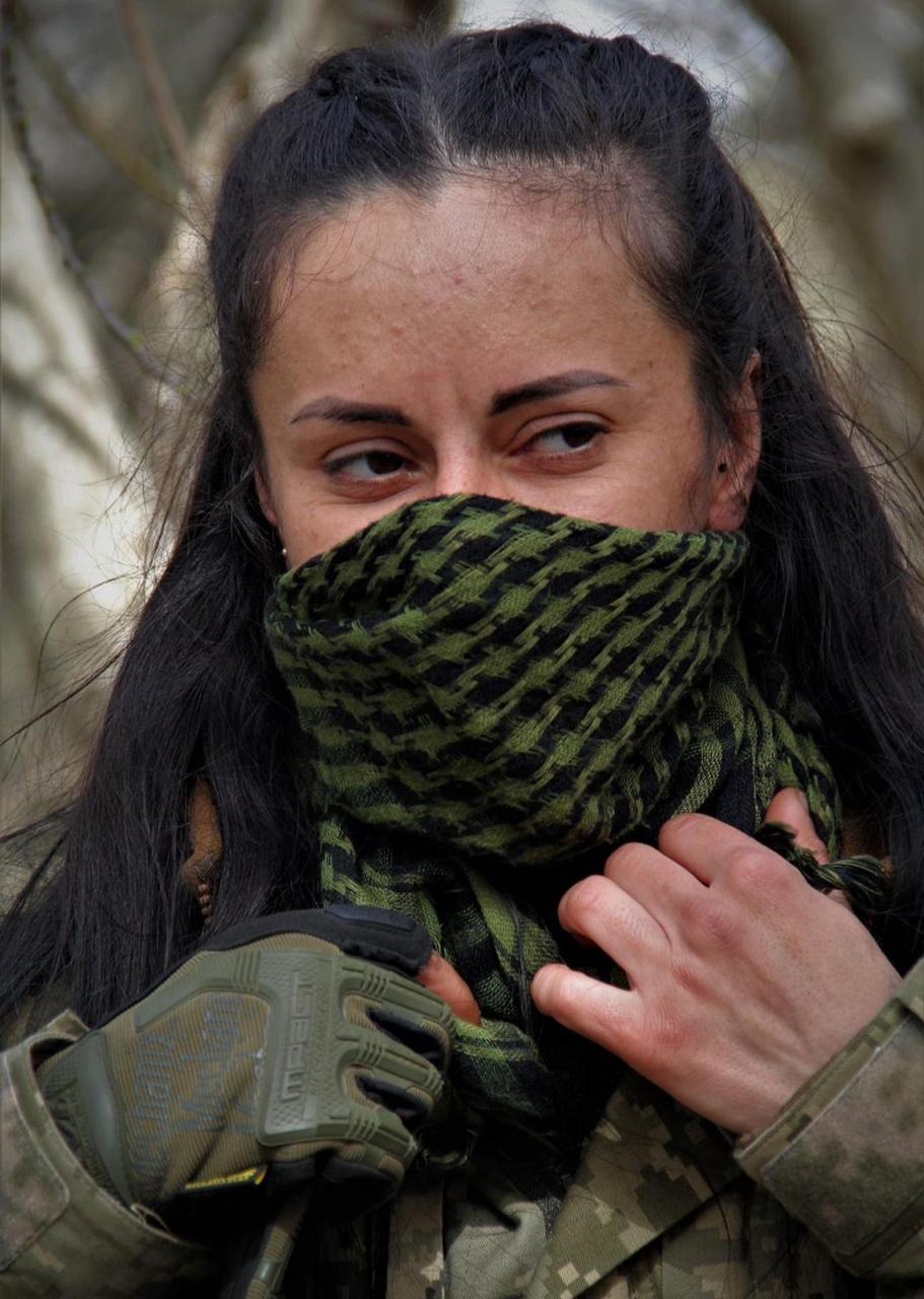 乌克兰女兵比例真的很多,难怪经常有乌克兰女兵牺牲的消息,照片中这个