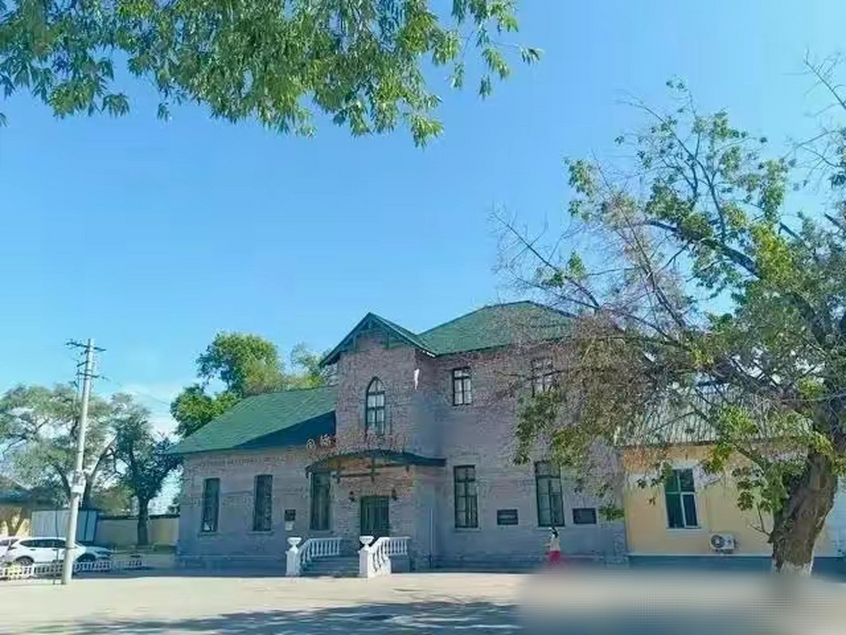 的百年车站,拥有国际联运业务,车站和天桥都是文物: