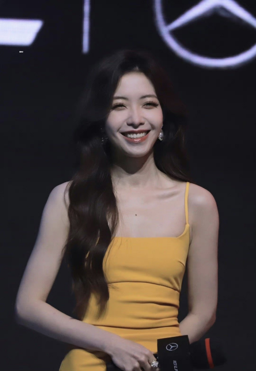 英雄联盟# #英雄联盟lpl职业联赛#  lpl主持希然在微博上晒出自己