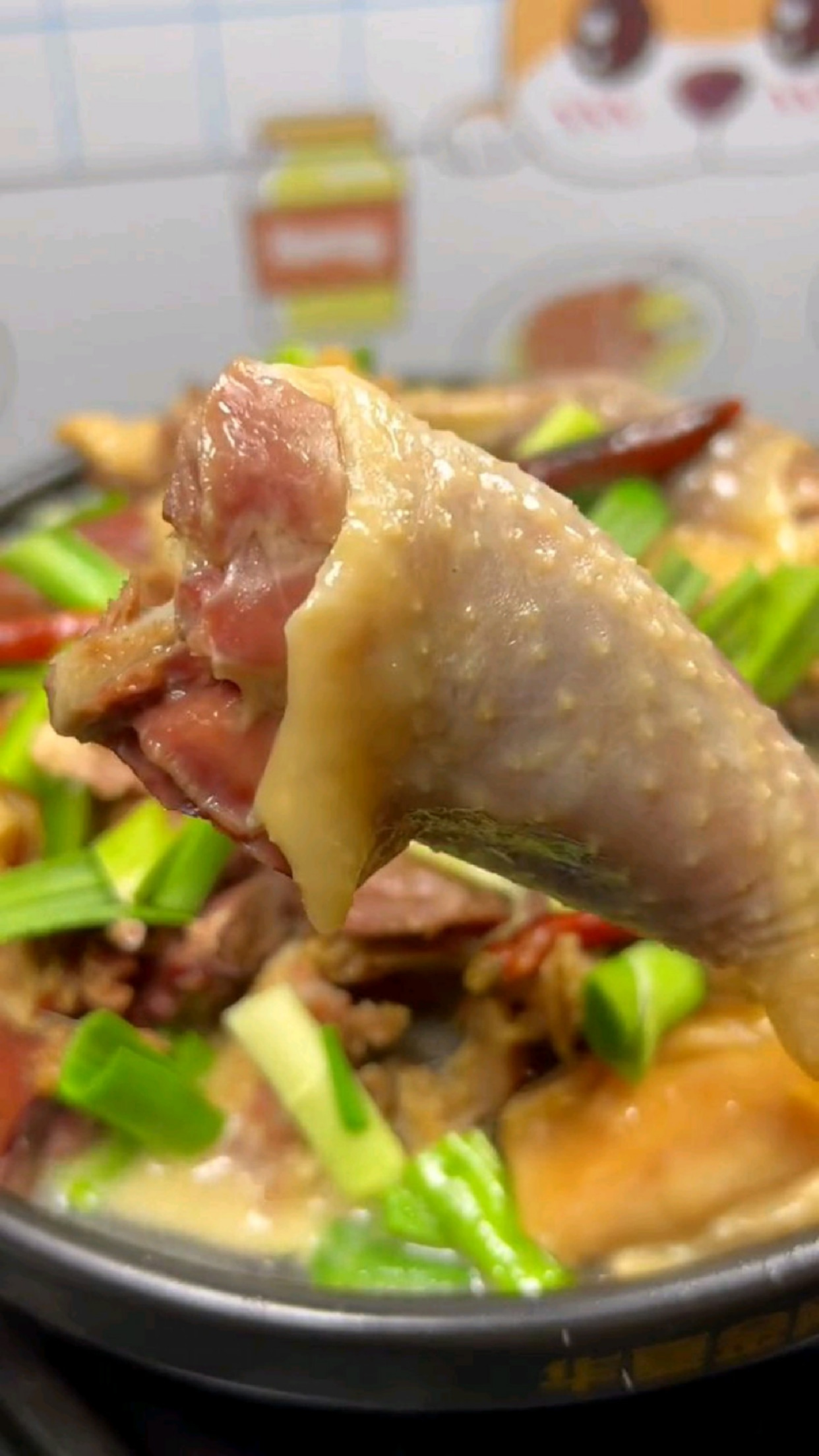 风干鸡可以烧火锅,也可以炒着吃,肉质紧实,咸香入味,越嚼越香.