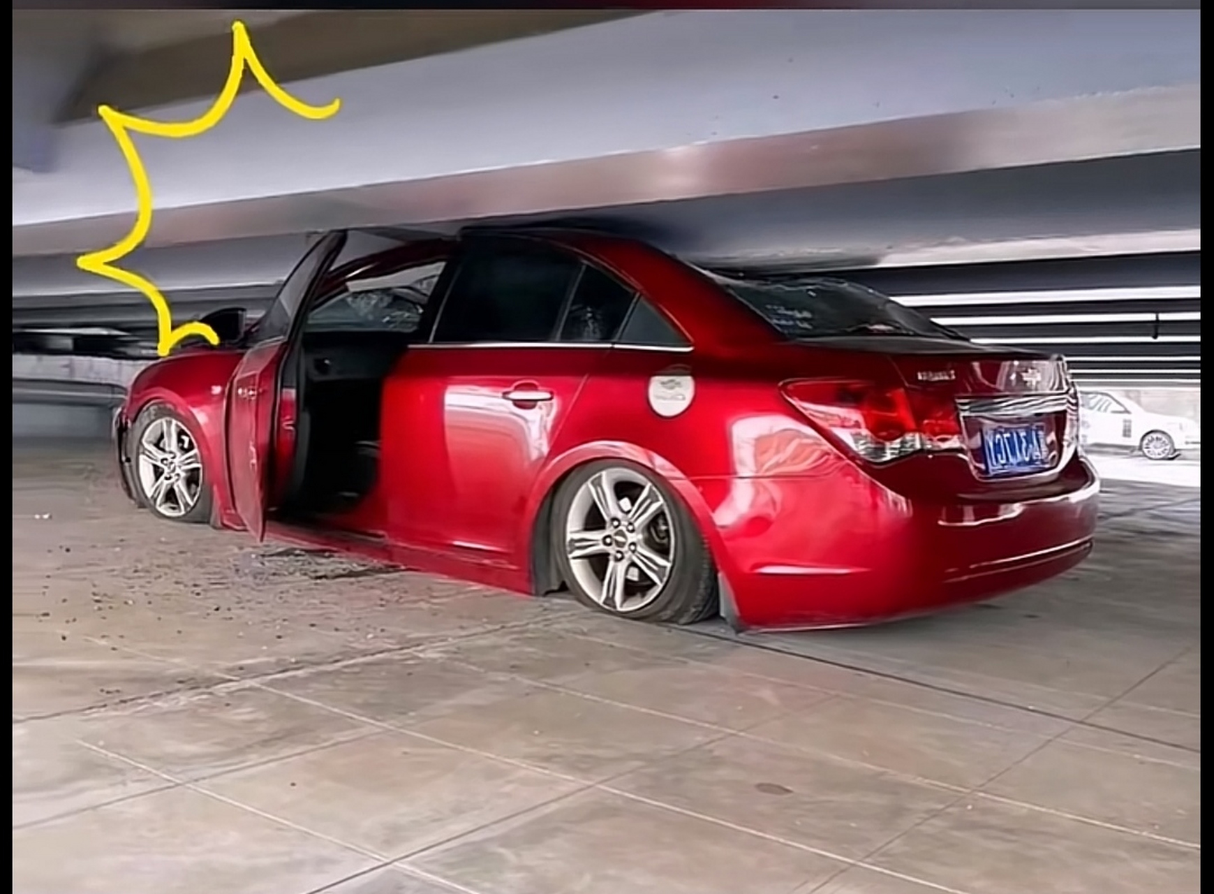 这严丝合缝的也不知道怎么卡进去的.还好人没事!