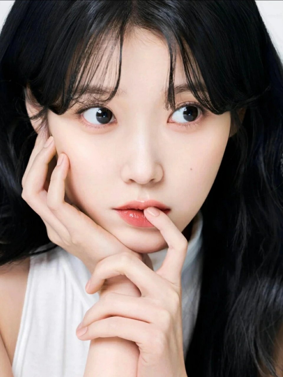 iu高级感伪素颜日常灵动仿妆  最近刷到这组iu的海报 真的一眼沦陷!