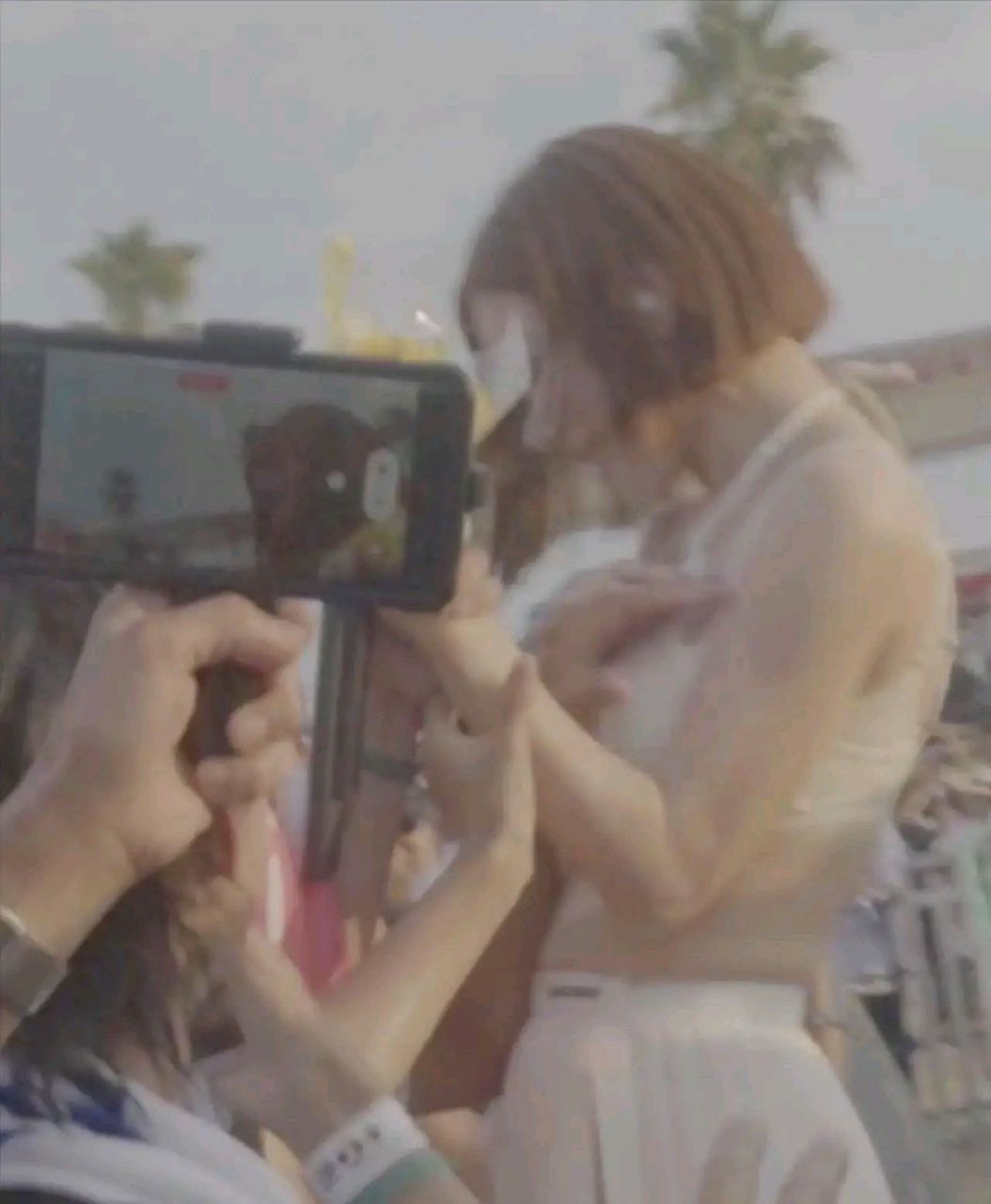 韩国女艺人黄素熙在日本音乐节被多人袭胸