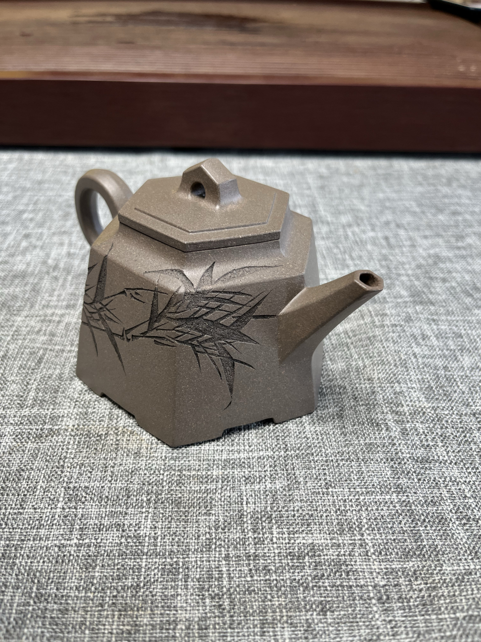 【六方井栏(刘一飞刻绘)】 泥料:原矿青灰泥 容量:350cc 耿浩制壶