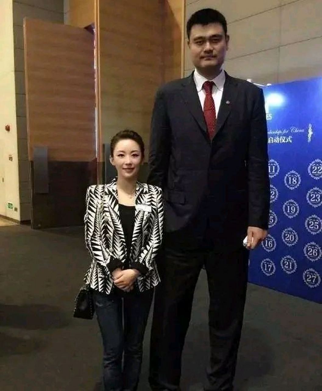 照片是姚明和潘晓婷的罕见合影,他们都是中国冠军选手,分别是他们分别