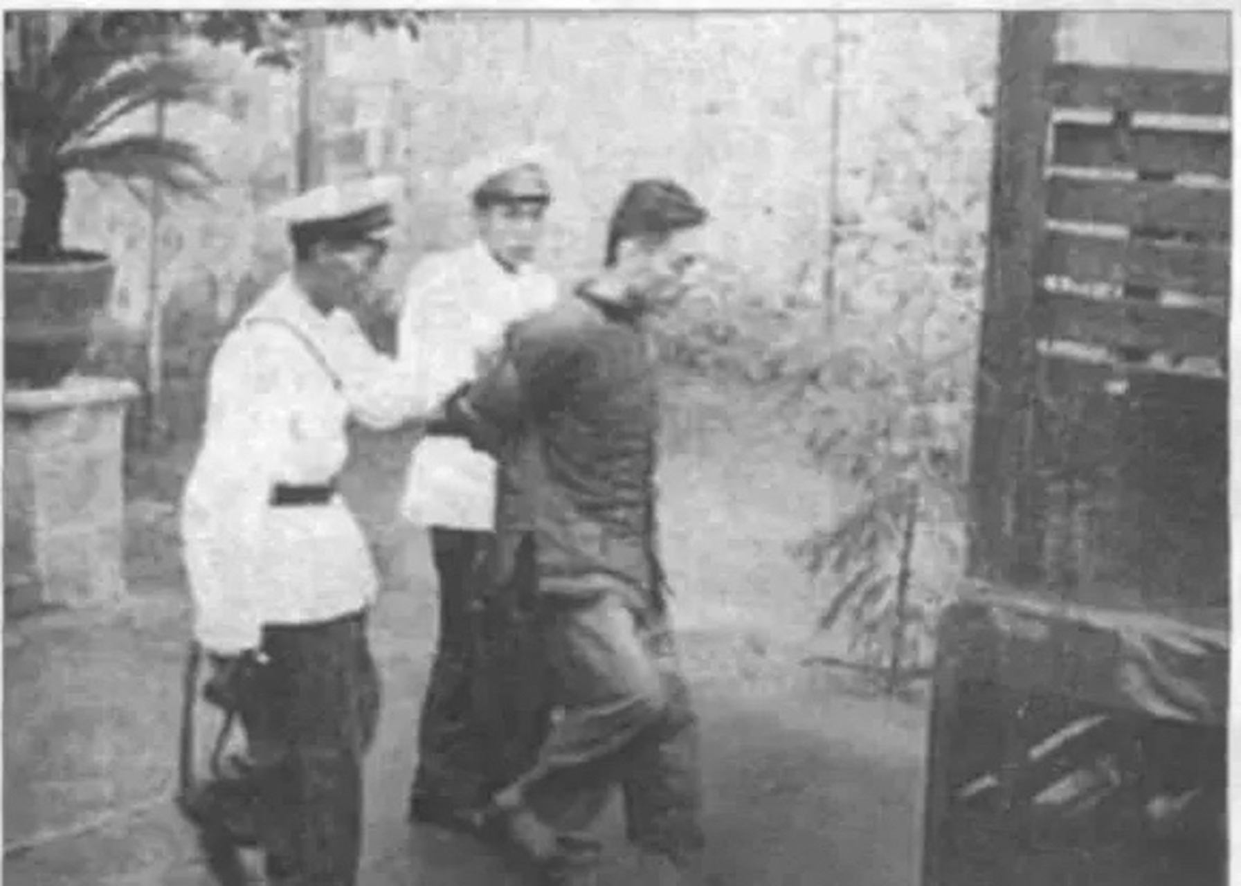 1949年12月,特务杨进兴自知罪孽深重,带着妻女躲去了南充.