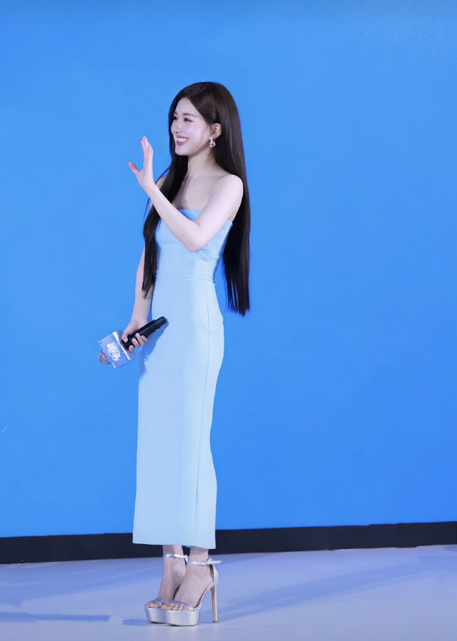 赵露思的高跟鞋这么高,她怎么做到走路这么稳的?太佩服了