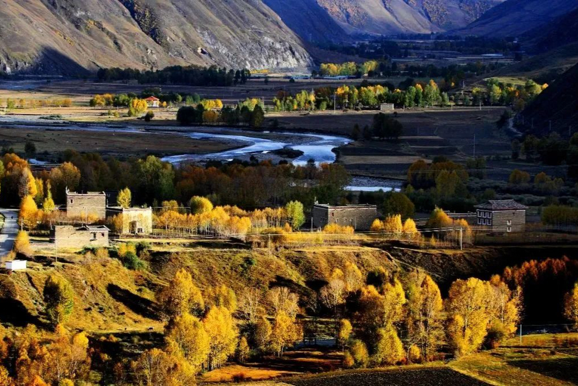 新都桥:摄影家的天堂,诗意秋景无与伦比  新都桥,位于四川省甘孜藏族