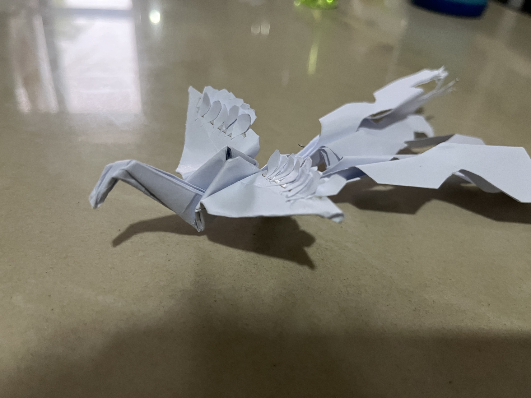 小儿子特别喜欢折纸做手工,今天折了一个凤凰,蛮漂亮,如果涂点颜色