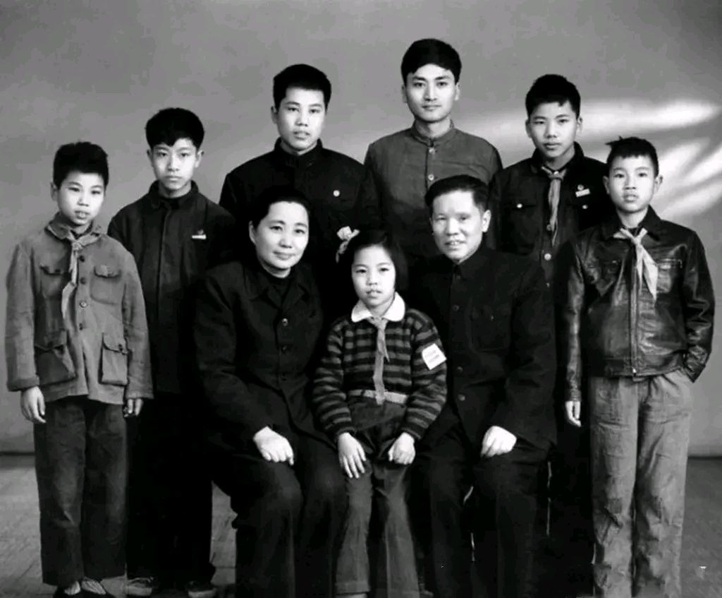 六十年代,开国上将朱良才将军与夫人李开芬及子女在一起的全家福