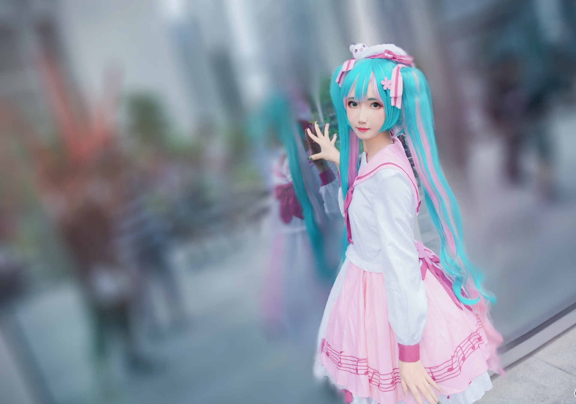 cosplay:粉红色jk上衣,下身配公主裙的初音未来,跟人偶一样精致