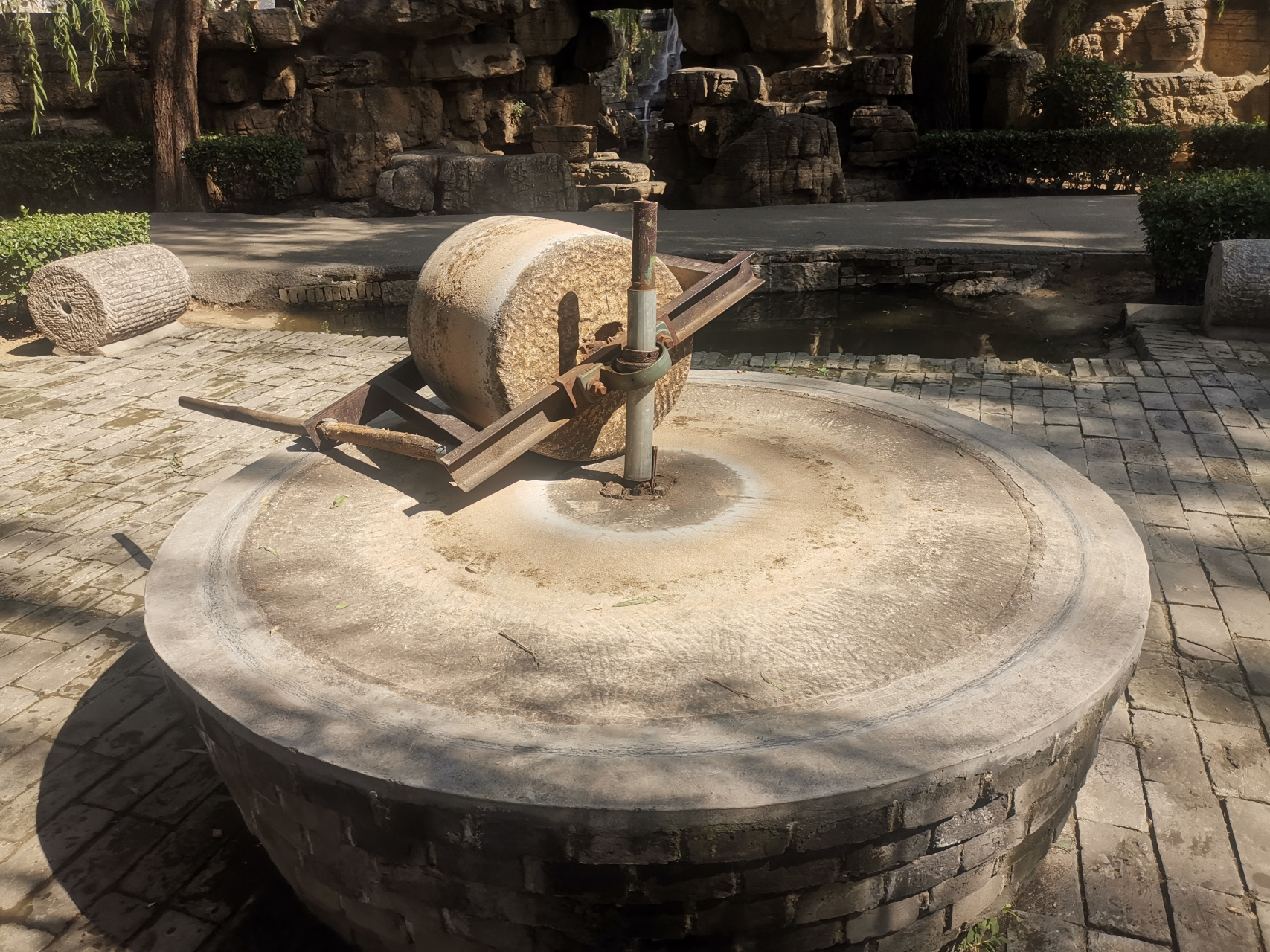 石碾子,石磨盘与石磨轴,这三者,凑成了中国古代最为朴素的烹饪工具