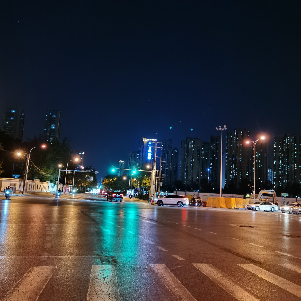 路灯加上车灯,再加上路口的信号灯,五彩纷呈的夜晚,倒也别有一番风景