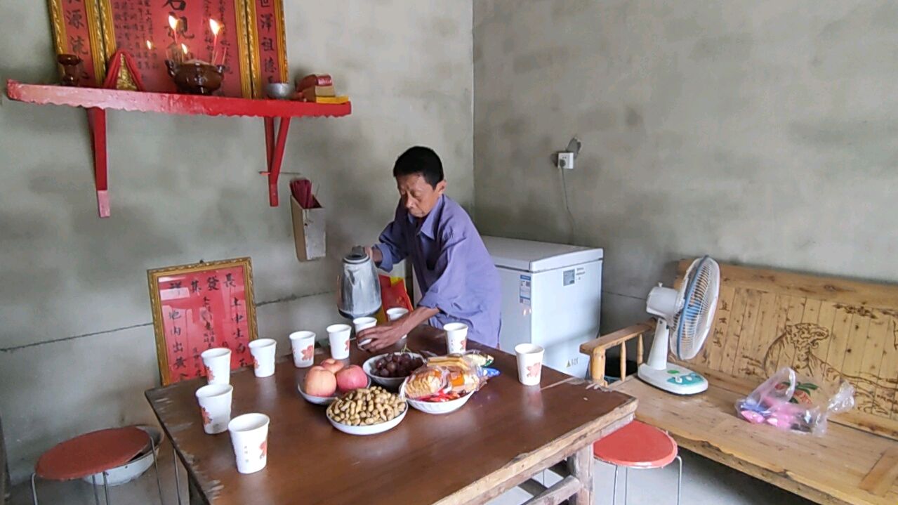 四川农村:中元节桌上要摆十个菜,老一辈接老人的方式值得学习