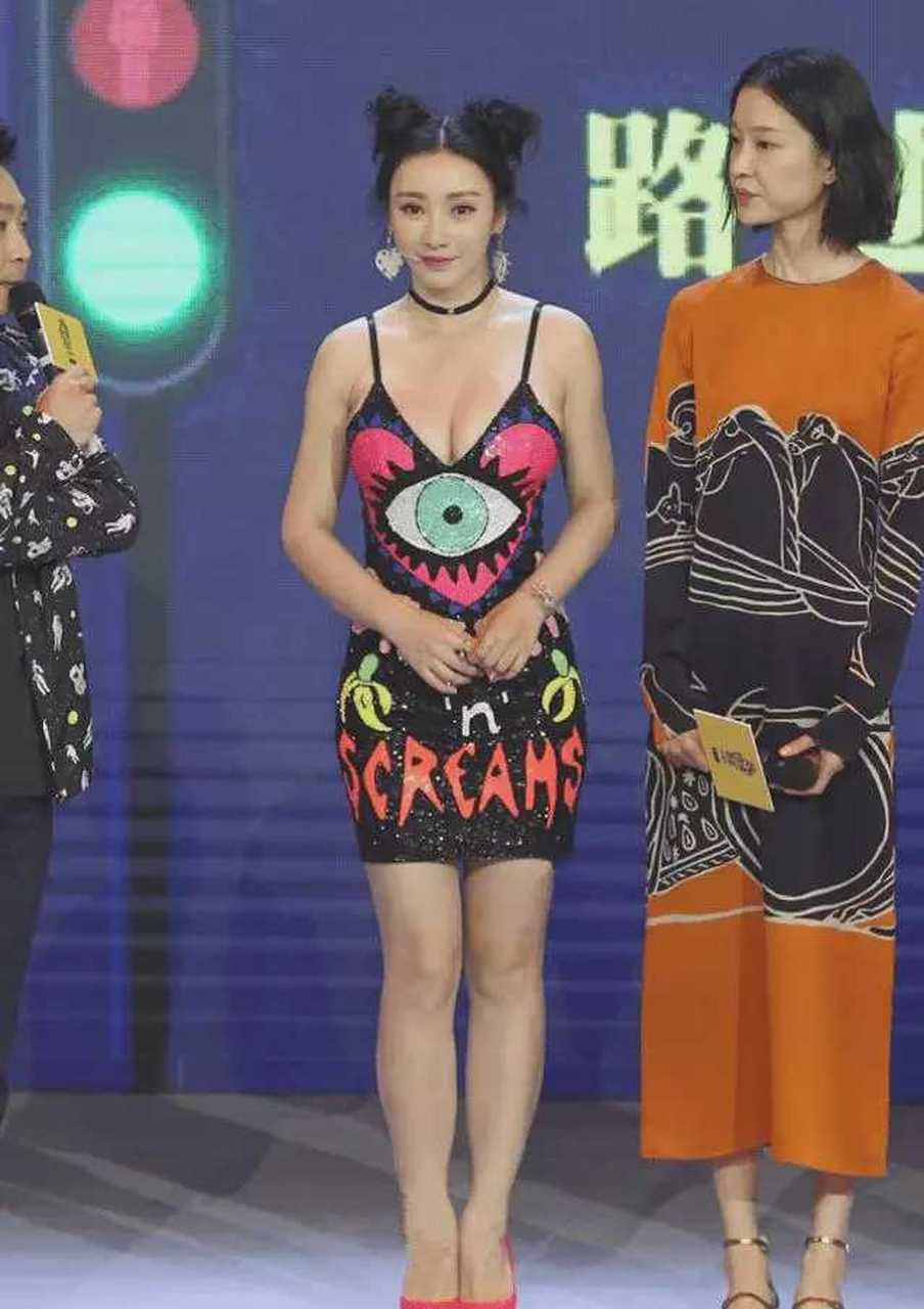 柳岩和杜鹃同框,一个性感是美女,一个是高冷美女,两个人气质完全不同