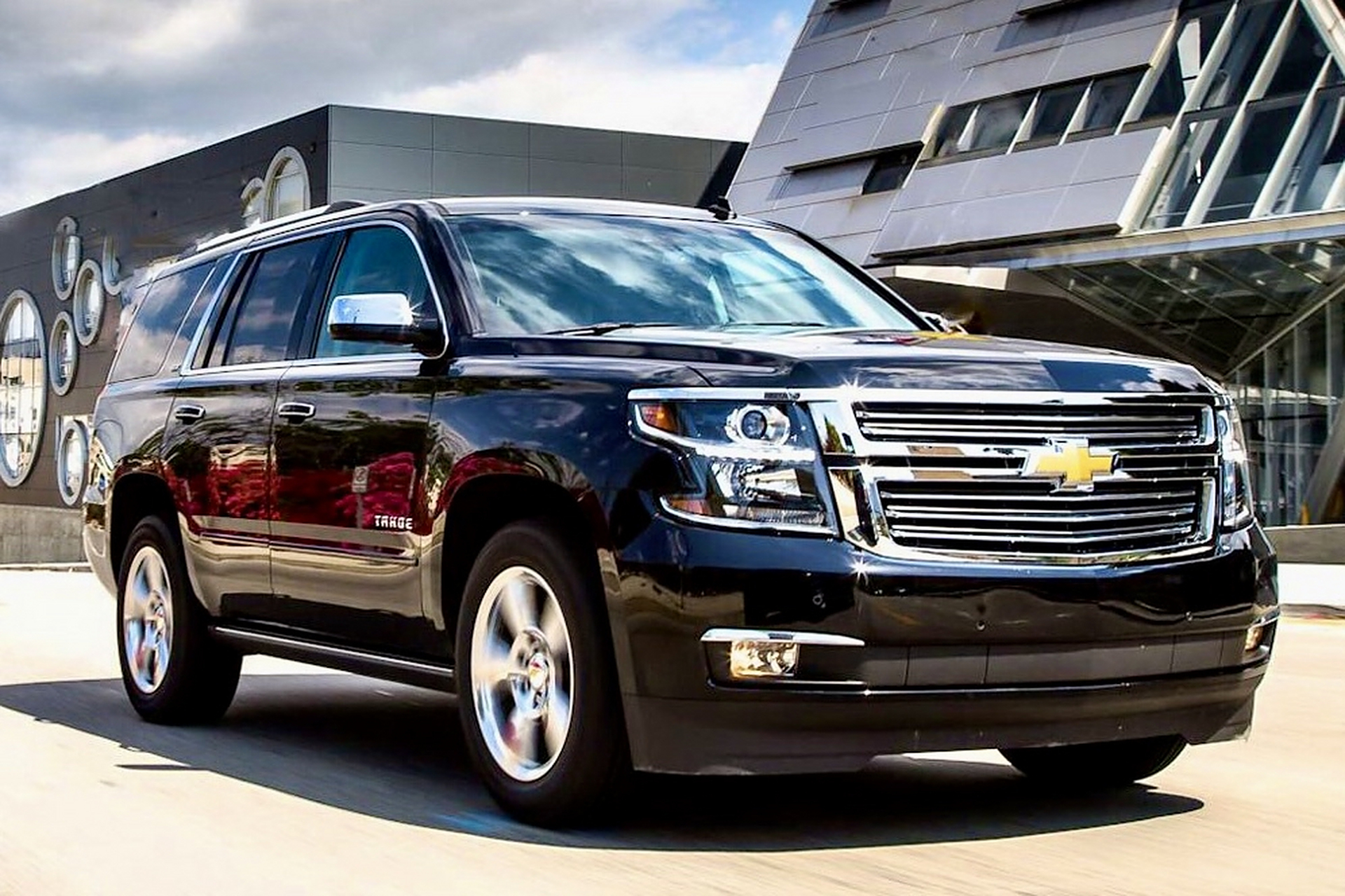 大家觉得是凯迪拉克的凯雷德霸气,还是雪弗兰的萨博班霸气?