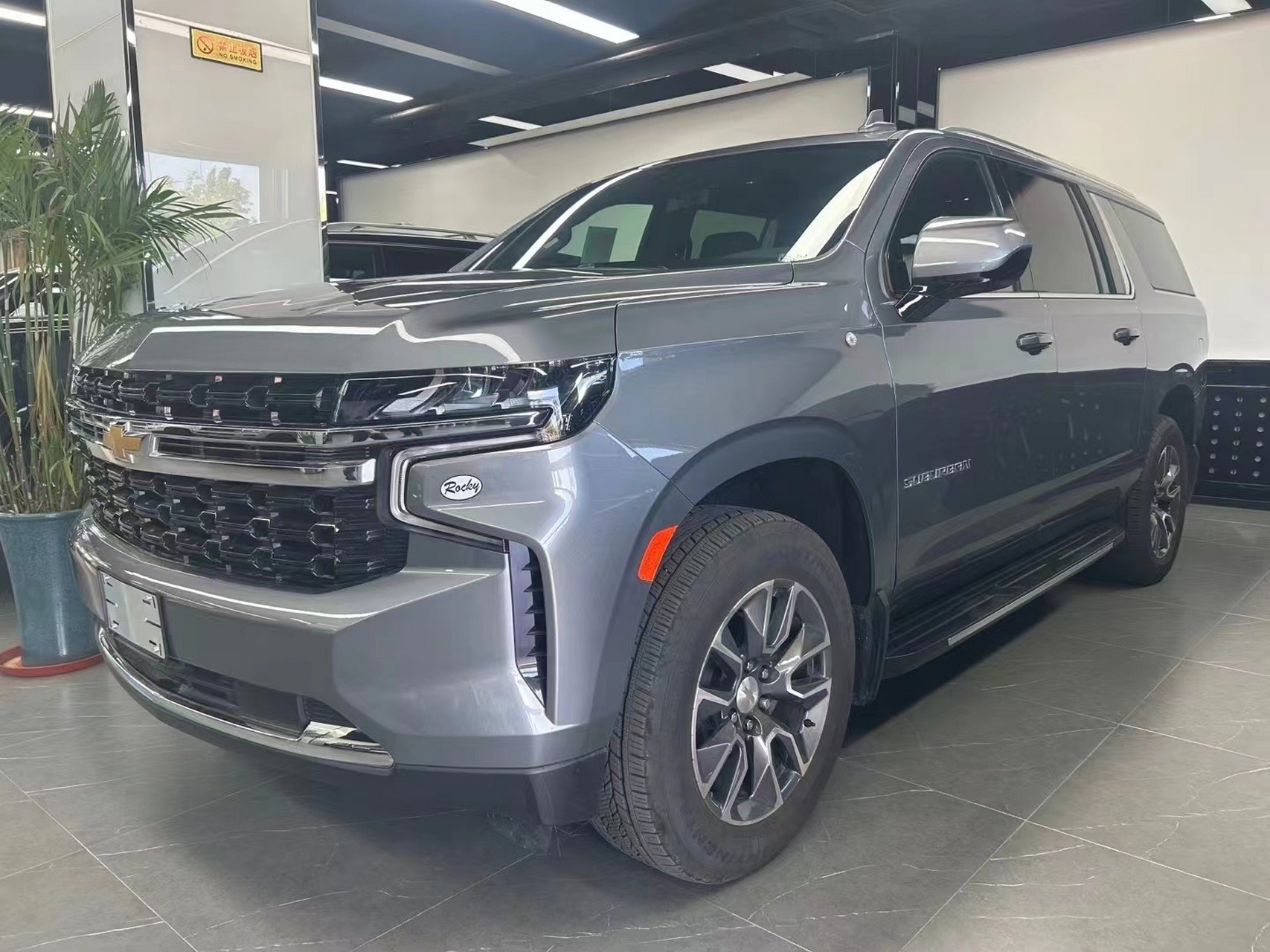 平行进口特价一台雪佛兰萨博班