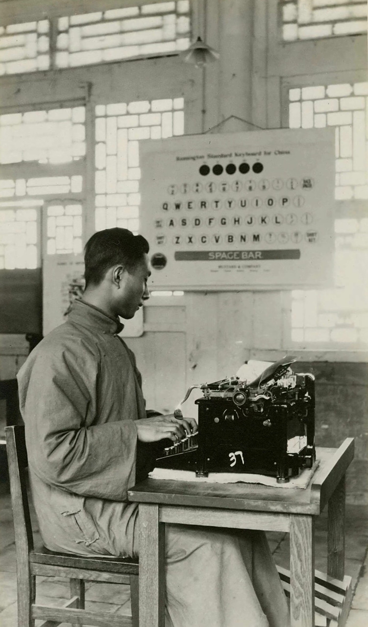 民国时期,一名正在工作的打字员.