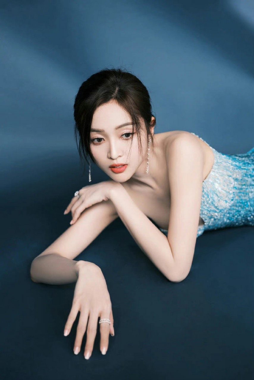 吴宣仪是中国内地女歌手,演员,出生于海南省海口市,毕业于海南师范