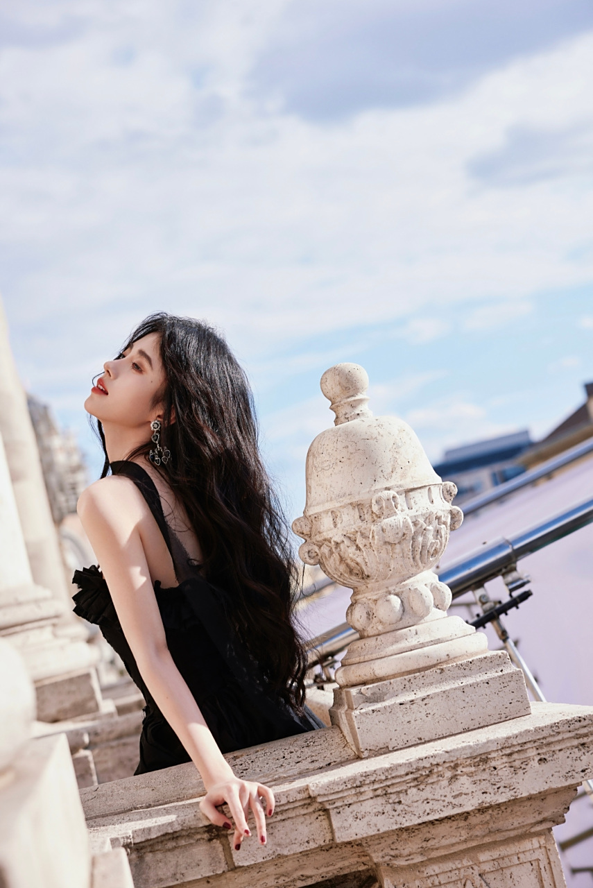 鞠婧祎# 黑天鹅公主降落,挂脖抹胸黑裙,红唇卷发,太美辣!