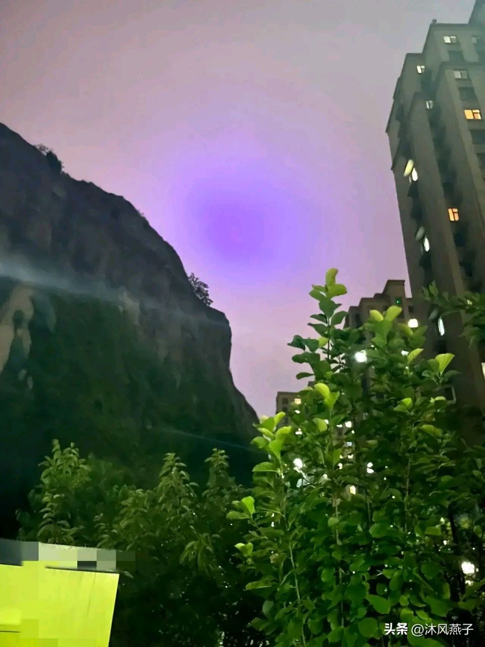 看看济南头条网友昨天在网上发的天空异像,结果晚上,德州就地震了