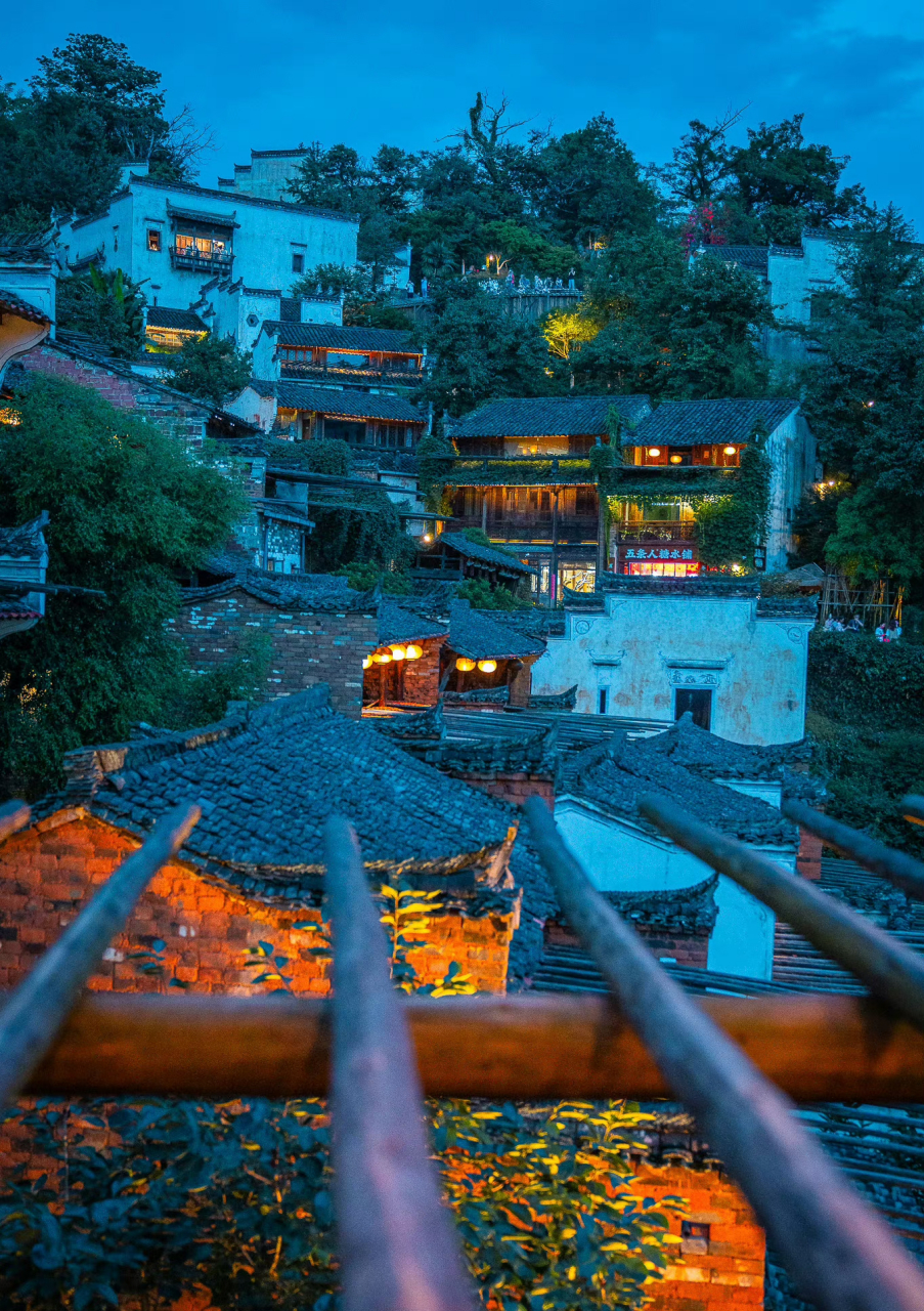 江西婺源篁岭古村,夜幕降临前,古村的灯火开始点亮,一个"天上的街市"