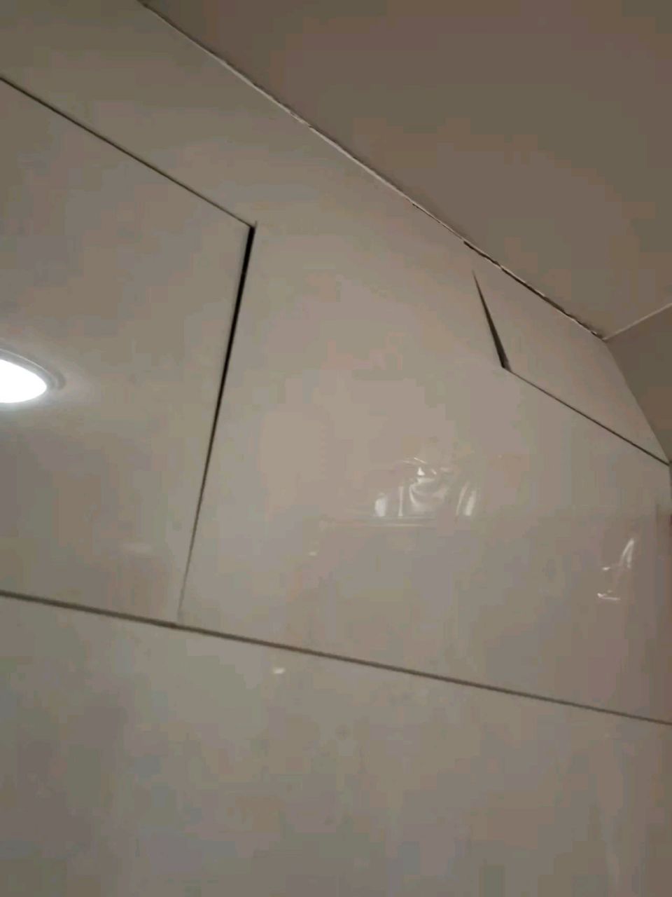 墙上的瓷砖快掉下来了,业主电话叫我过去处理,你以后贴瓷砖的时候还是