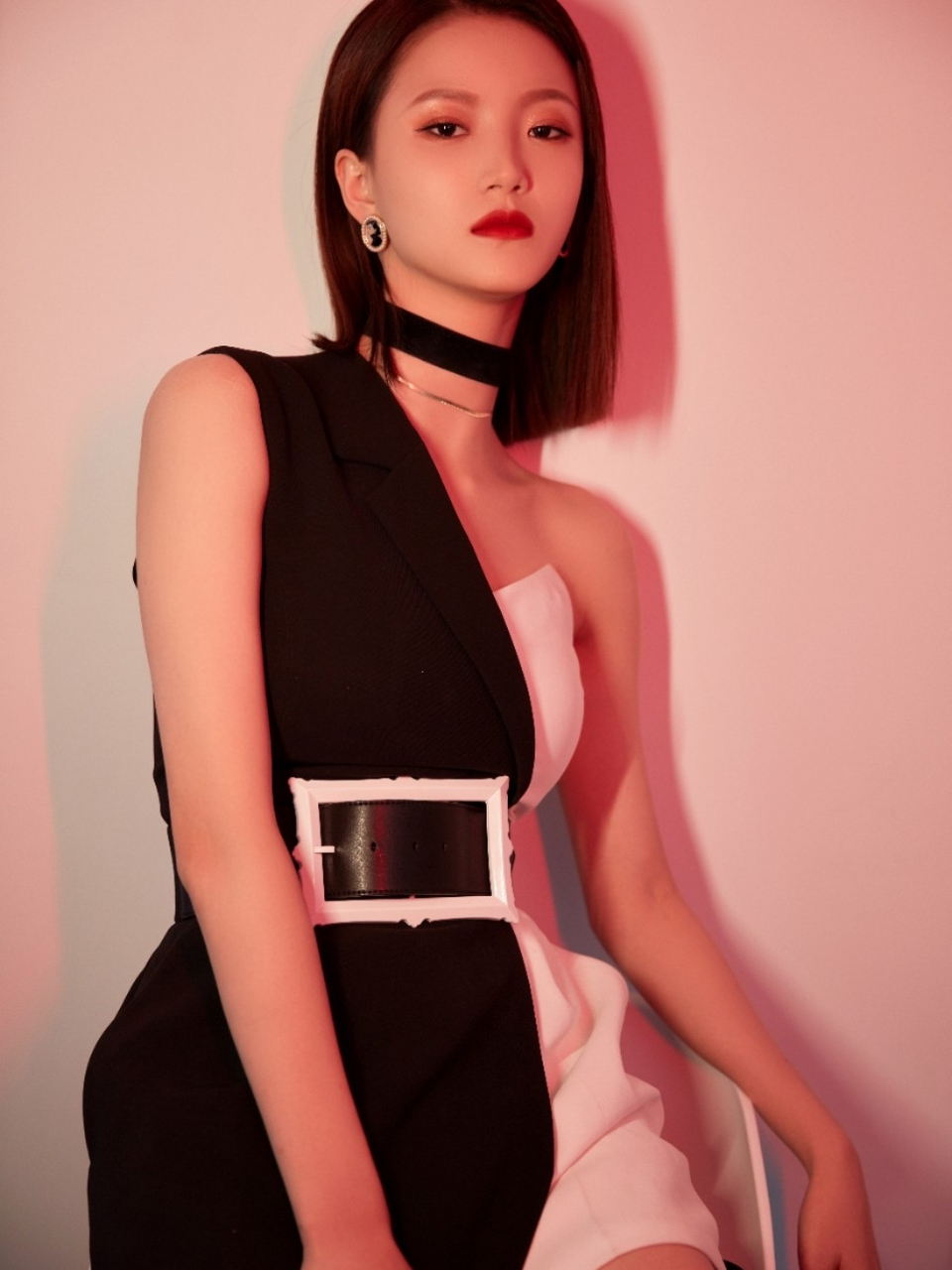 yes by yesir x 李梦琦  李梦琦 演绎黑白间奏序曲 在黑与白之间找到