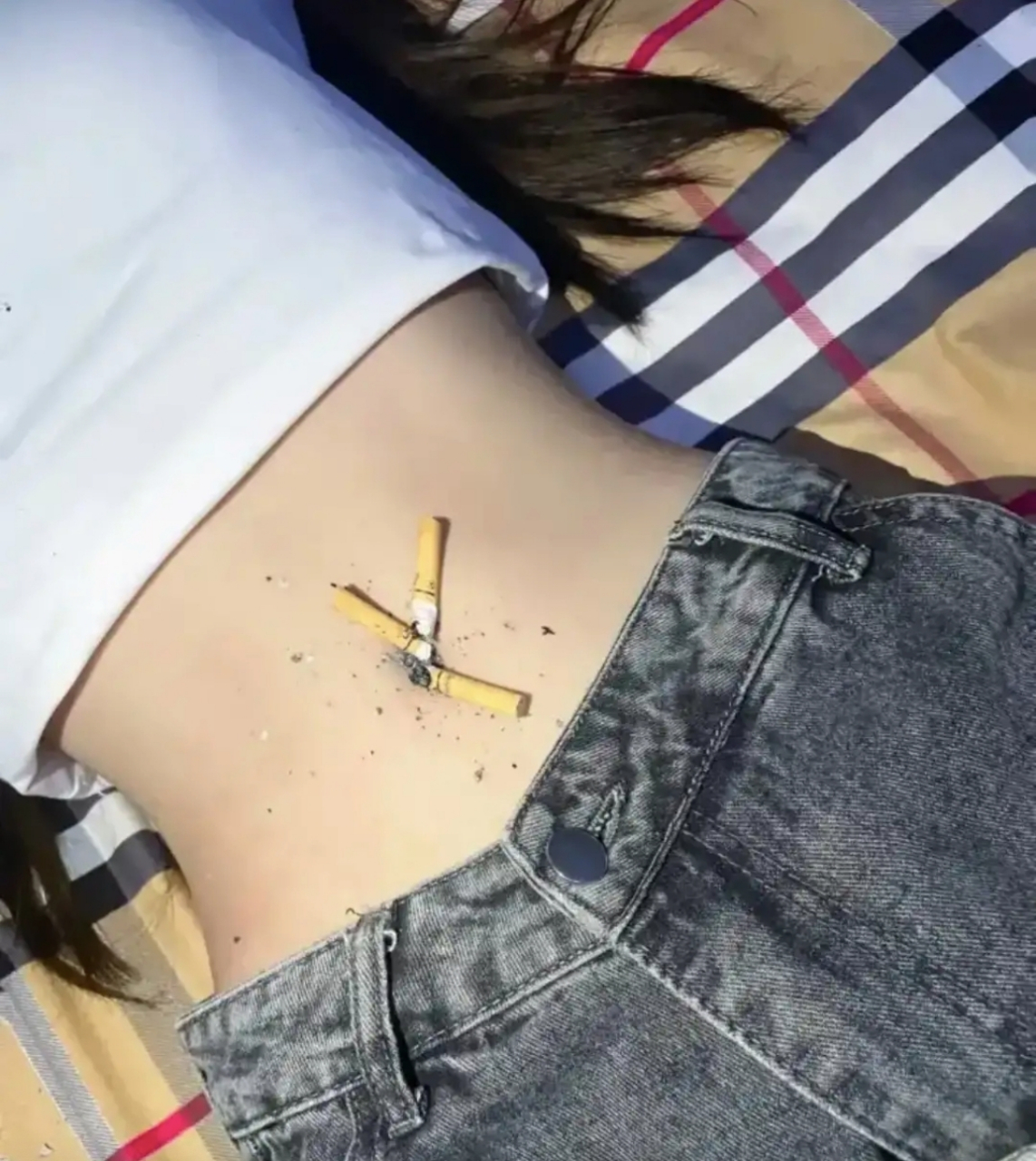 网友:酒喝多了,把女朋友肚脐眼当成烟灰缸了