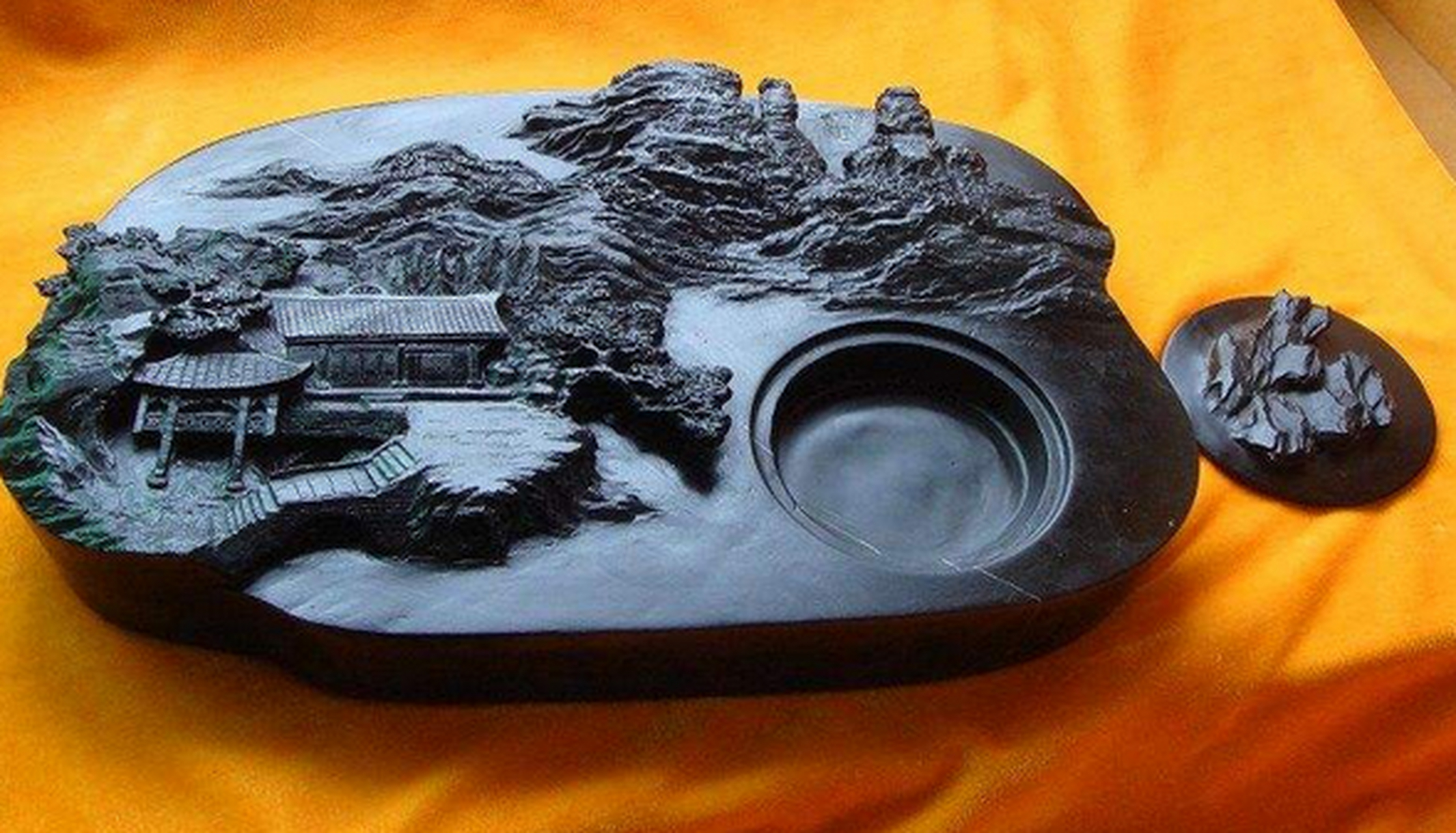 对于唐代砚的形状,这里有两点可述: 其一是高砚台向矮砚台转变,即砚台