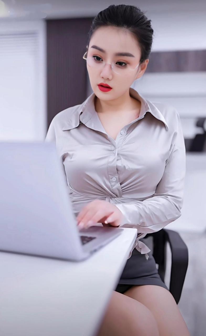 养眼美女#公司来了新秘书:都说戴眼镜的职场女人高深莫测,不知道是不