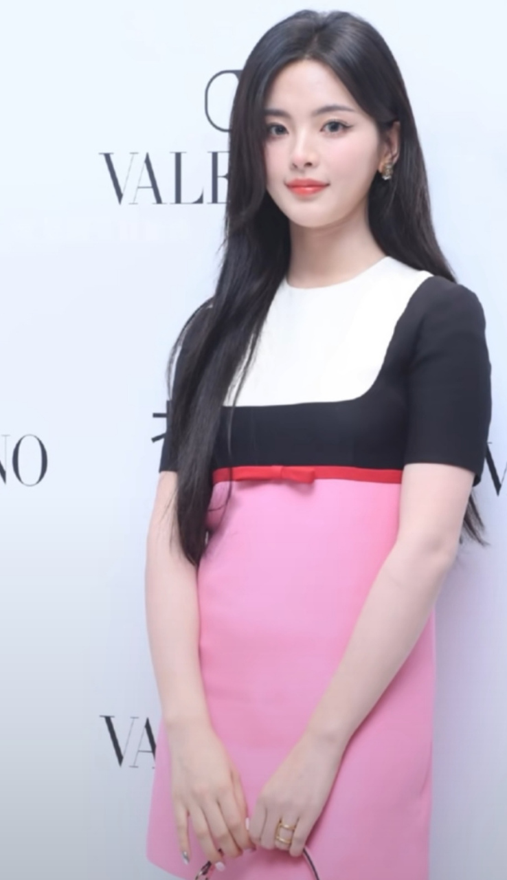 杨超越活动生图粉色裙子搭配粉色包包越来越有星范了