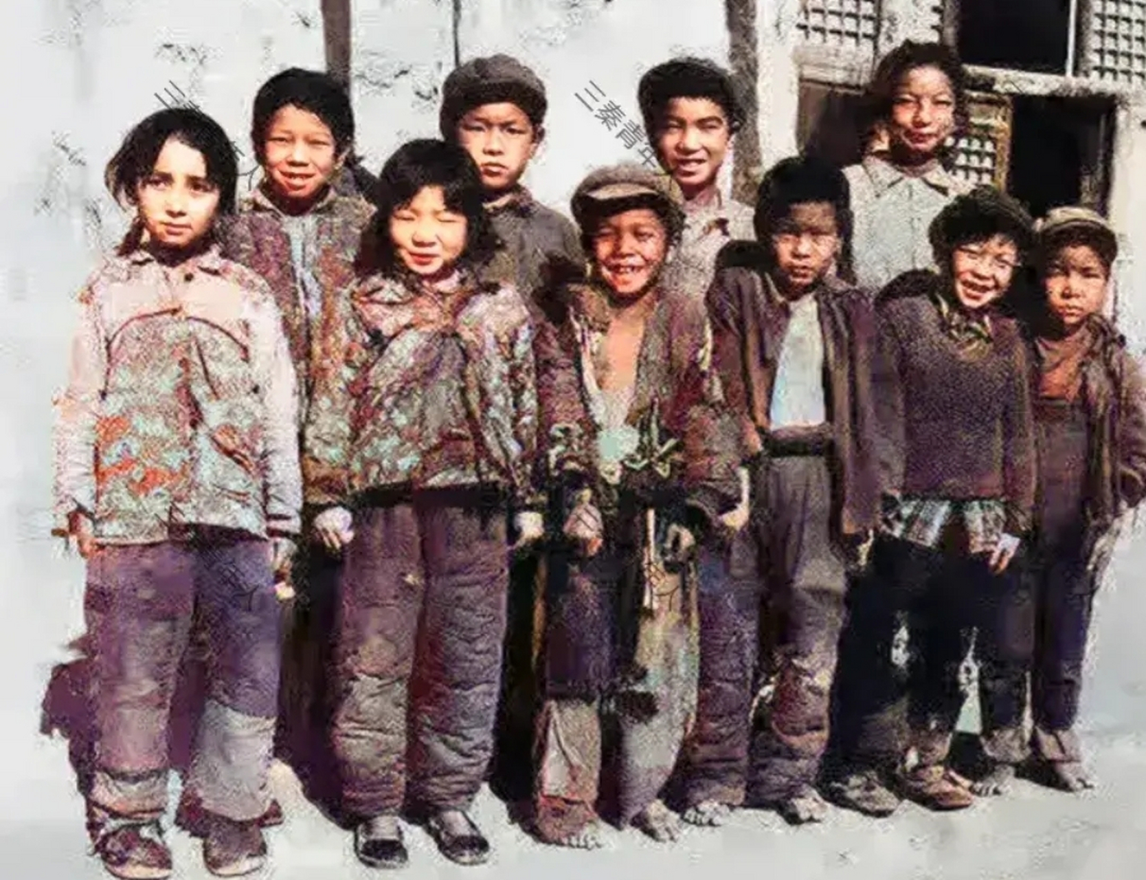 80年代初,中国农村,几名穿着"补丁"衣服的小学生合影,面对镜头他们