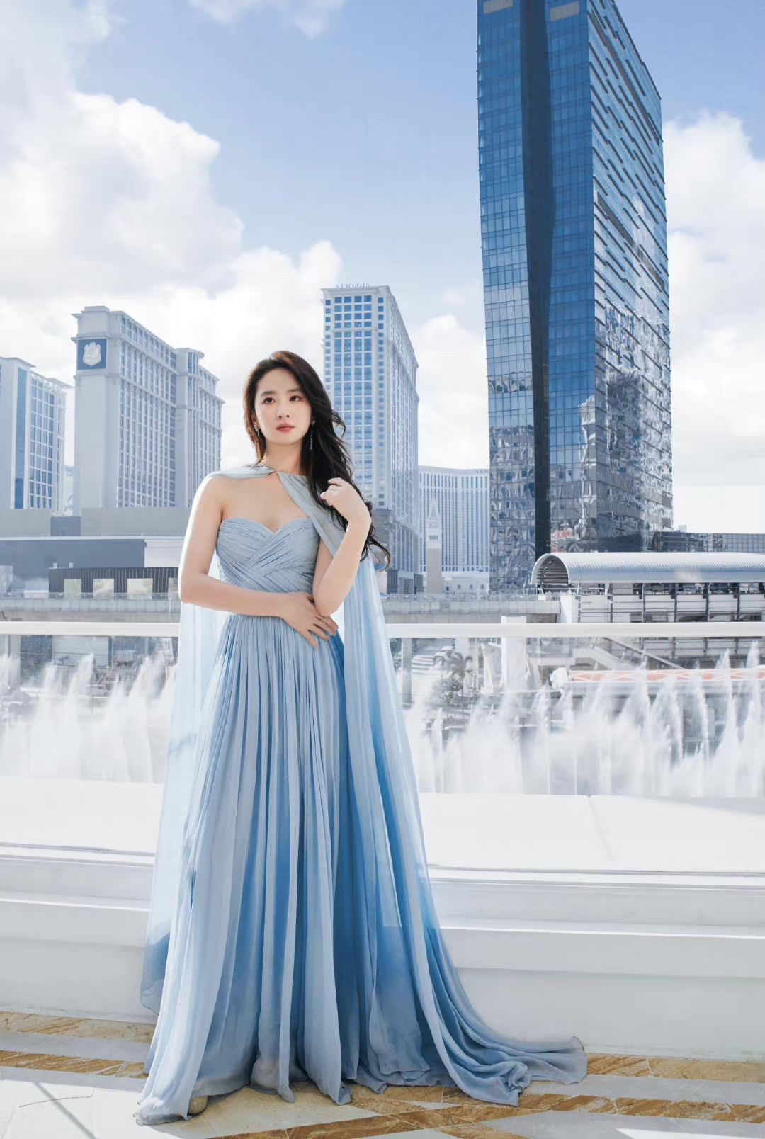 刘亦菲亮相澳门国际电影节红毯造型!一袭淡蓝色轻纱长裙配以披发