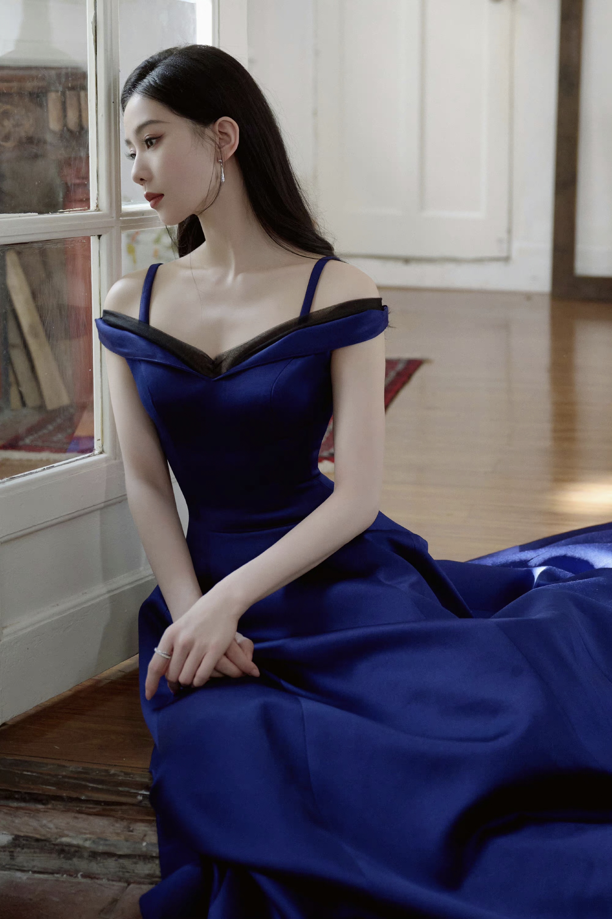 刘诗诗i深蓝色长裙沉稳大气,充满了女性的柔美与高贵