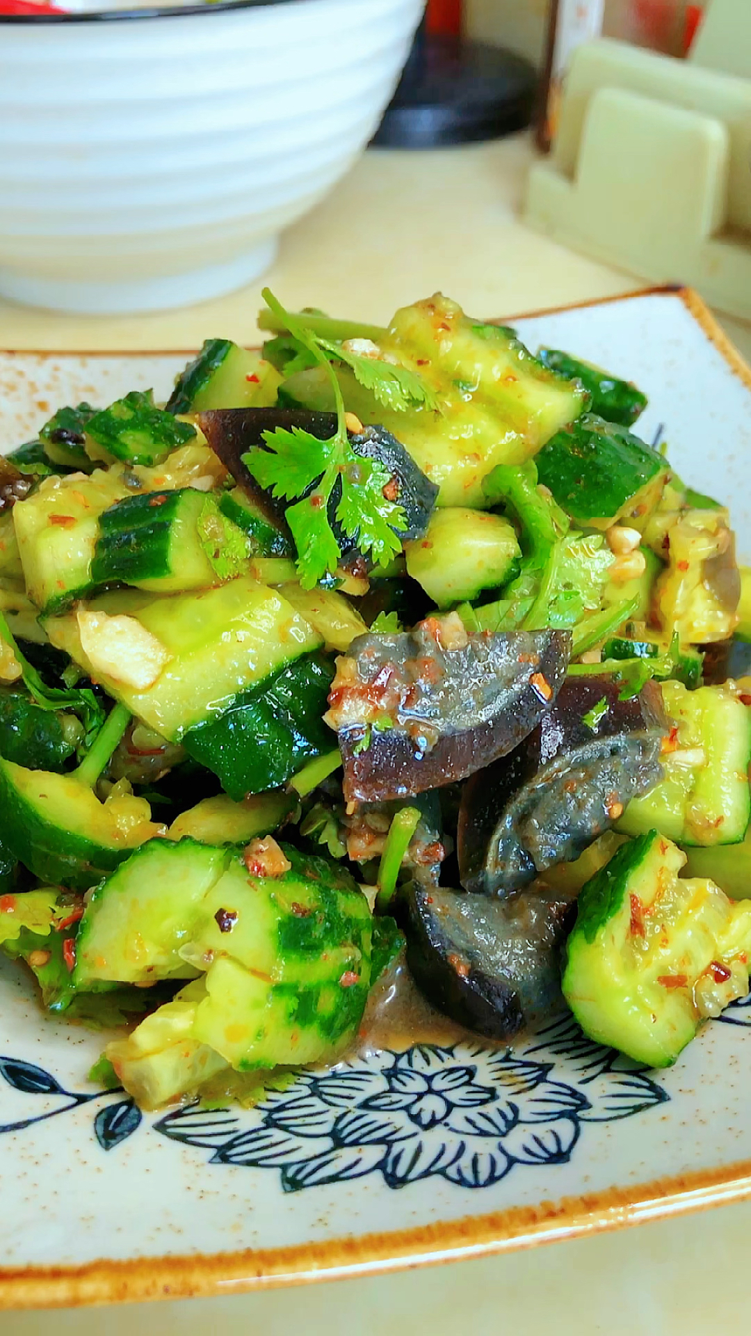 皮蛋拌黄瓜,清脆爽口特别下饭