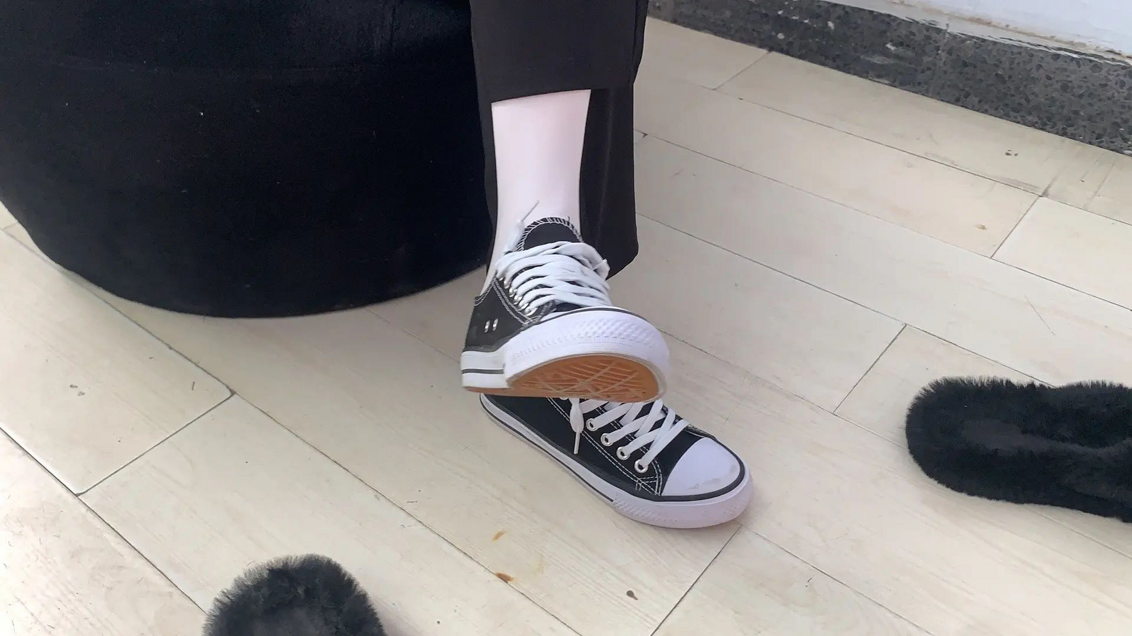 黑色帆布鞋与白色丝袜的搭配