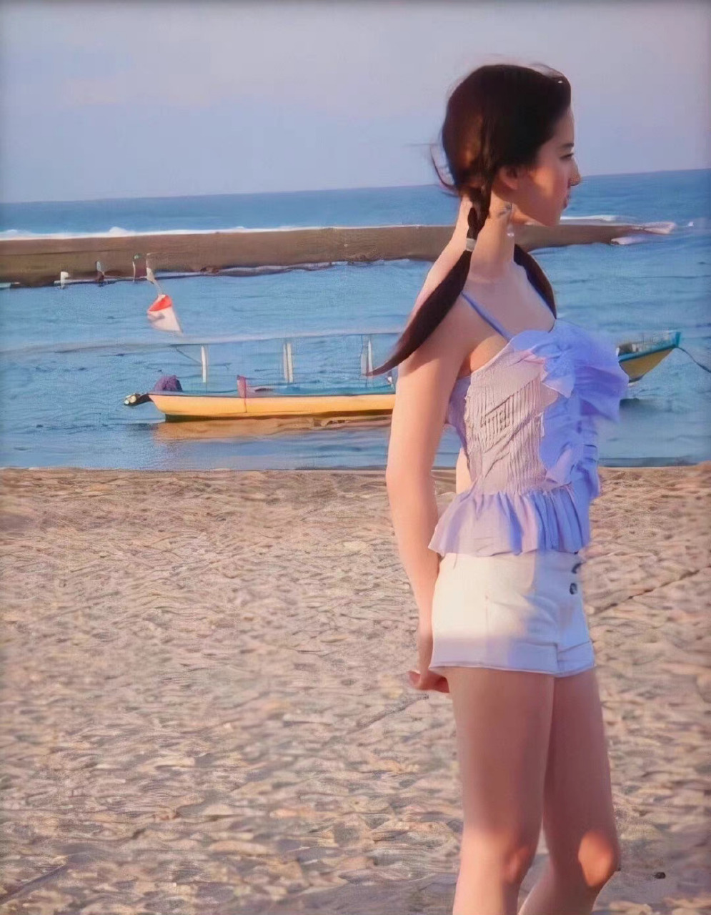 养眼美女#刘亦菲 18岁海边游玩照片,吊带搭配白色短裤,不仅清纯