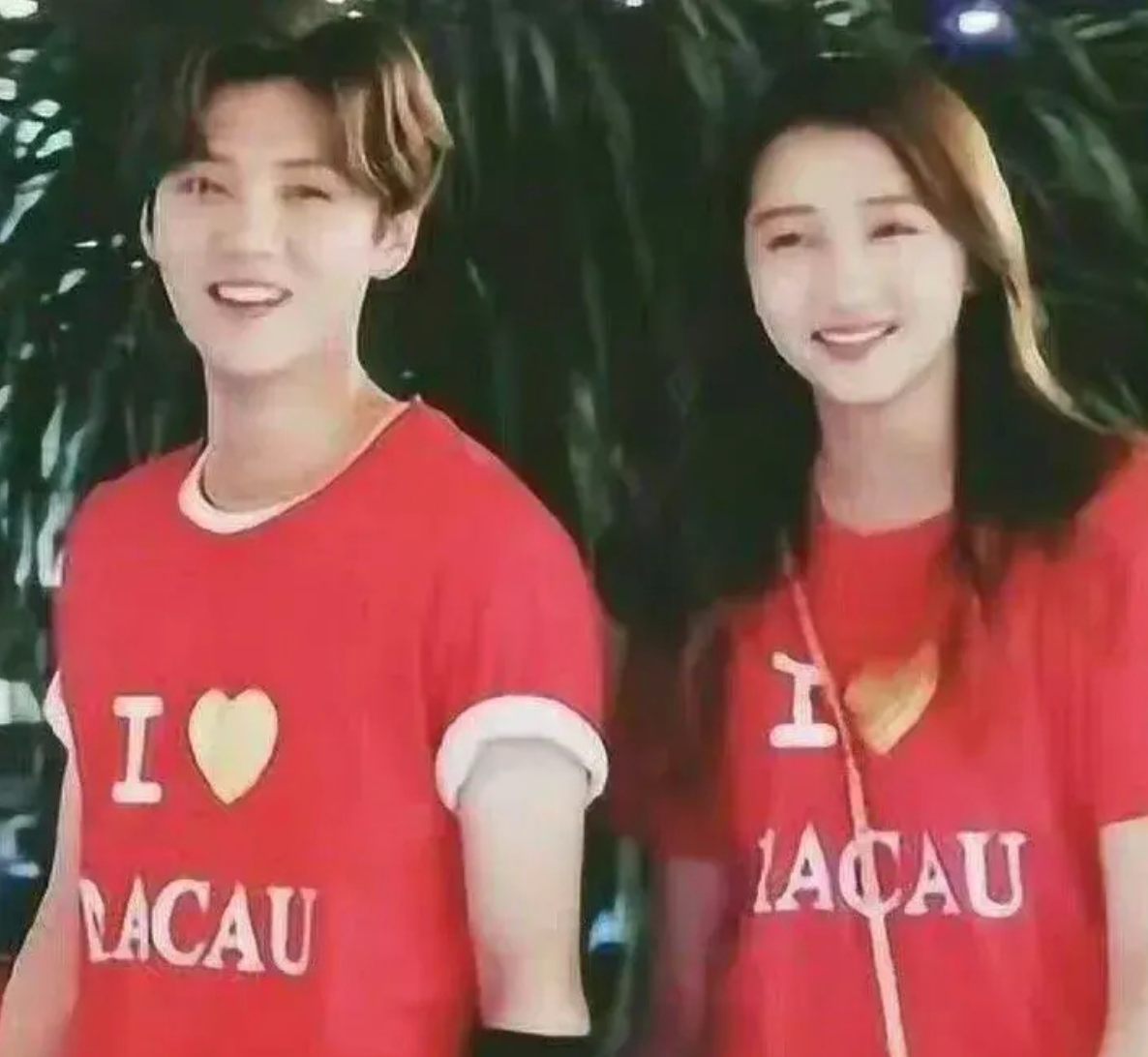 鹿晗关晓彤同款衣服,同款手表,同款鞋子,真情侣就是甜