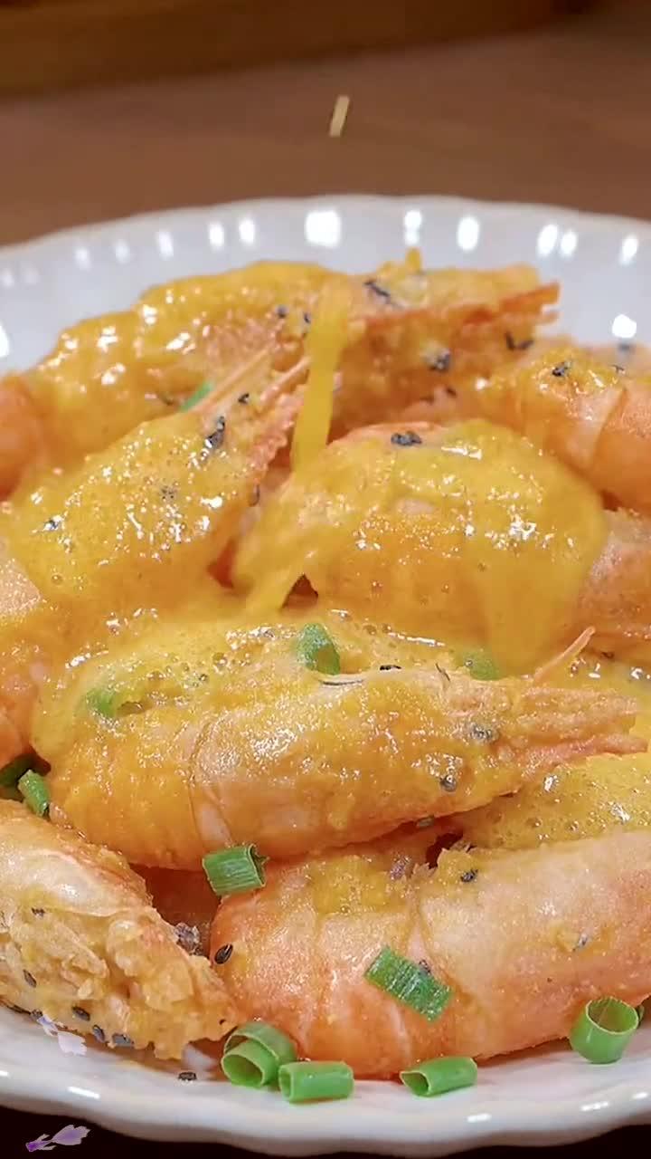 咸蛋黄焗虾,鲜香味美,好吃到舔手指-度小视