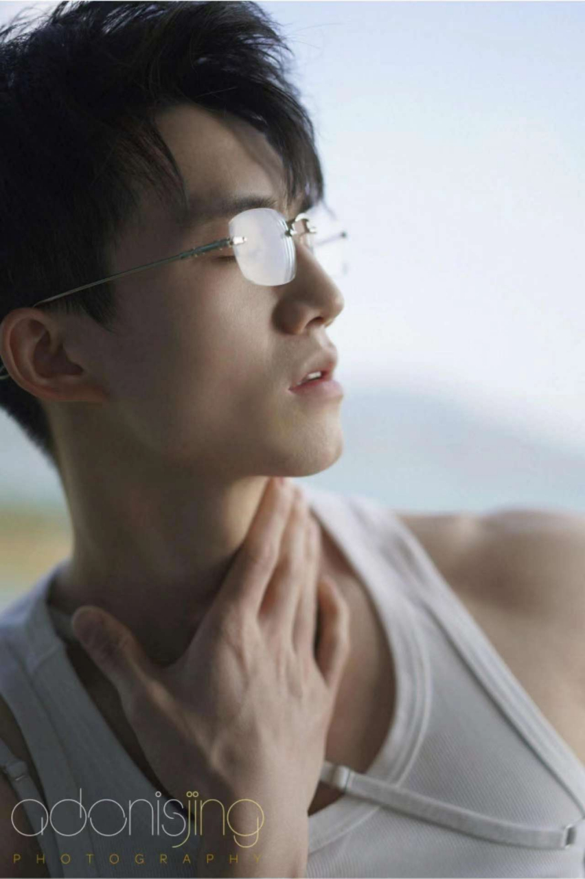 帅哥# #模特# #时尚# 肌肉眼镜帅哥的性感写真