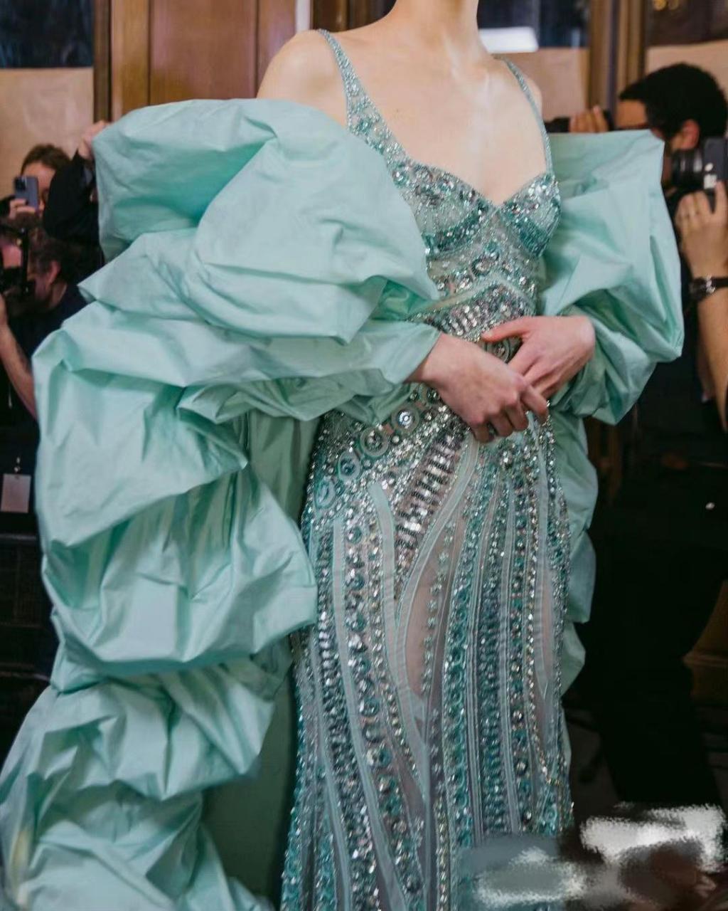 何必明星,大街上165以上80到100斤的姑娘们谁穿都好看!